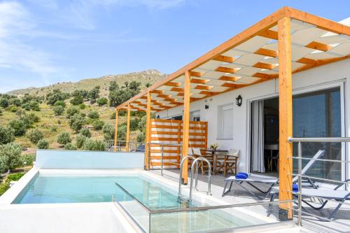 圣加利尼Vrachos Luxury Home 2的一座带游泳池和房子的别墅