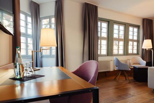 WanfriedZum Schwan Wanfried的客厅配有桌椅和窗户。