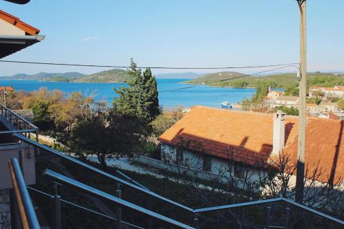 LukaApartment VistaMare Croatia的一座带橙色屋顶和湖泊的房子