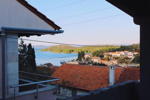 LukaApartment VistaMare Croatia的从大楼内可以欣赏到城镇和湖泊的景致