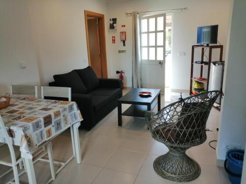 法鲁Duas Casas de férias Medronhal Faro EM 520 - 2的客厅配有沙发和桌子