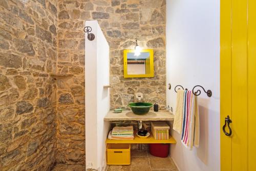 圣巴巴拉-迪内希Algarve Charming Rural 1br Villa的一间带水槽和石墙的浴室