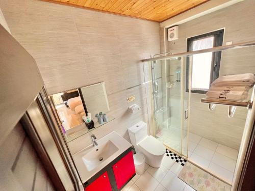 花莲市IN居电梯民宿的浴室配有卫生间、淋浴和盥洗盆。