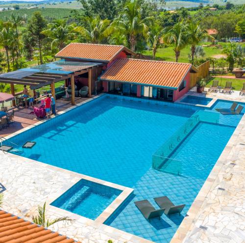 德尔菲诺波利斯Pousada Estancia Canastra的房屋前游泳池的顶部景色