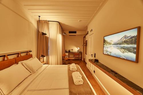 纳夫普利翁Regno Di Morea的酒店客房设有一张床和墙上的电视