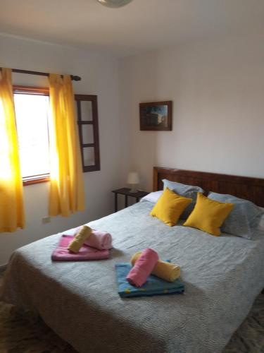 阿索马达Casa Andres的一间卧室配有一张床,上面有两条毛巾