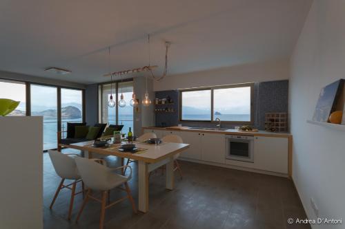 明德卢Seafront Holiday House on the Mindelo Bay的厨房以及带桌椅的用餐室。
