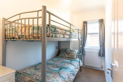 托波因特Finest Retreats - Serendipity Lodge的一间卧室配有两张双层床和一张床
