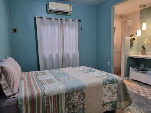 贝伦Casa 170的一间卧室配有一张床,窗户配有加热器