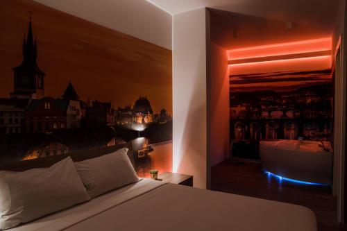 米兰七室宾馆的一间卧室设有一张床、浴缸和一个窗口