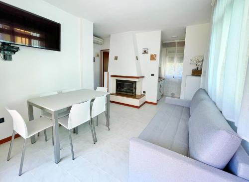 比比翁Villa Ivona的客厅配有桌子和沙发