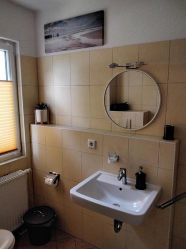 瓦伦Hotel am Weinbergschloss的一间带水槽和镜子的浴室
