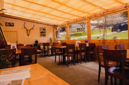 LumbreinBubble-Suite mit wunderschönem Blick的餐厅设有木桌、椅子和窗户。