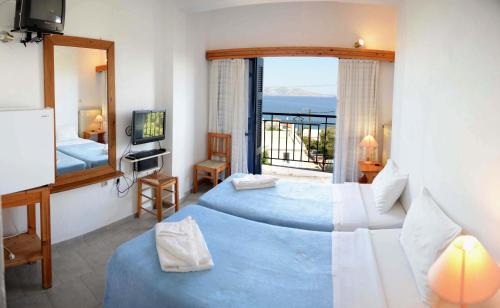 阿基奥斯基利考斯玛丽亚埃莱娜酒店的酒店客房,设有两张床和镜子