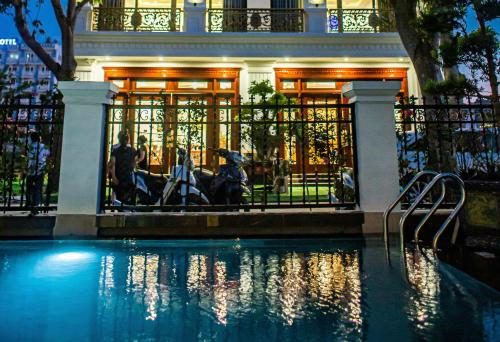 Tan Truong Son Legacy Hotel内部或周边的泳池