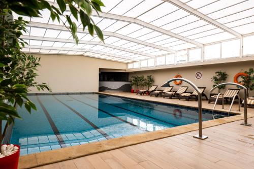 卡萨布兰卡伊杜安法Spa酒店的一个带玻璃天花板的大型游泳池