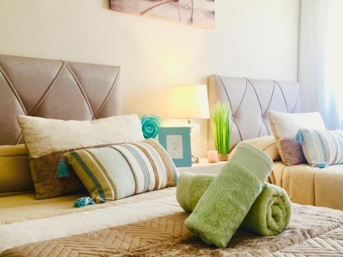 格拉纳达Lovely New Home的客房配有带枕头的床铺和沙发。