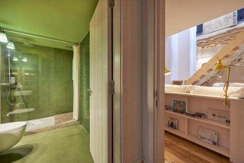 里斯本Cais Urban Lodge的带淋浴、盥洗盆和卫生间的浴室
