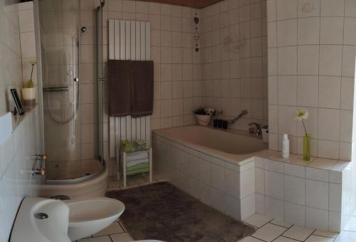 NeefFerienhaus Treis的带浴缸、卫生间和盥洗盆的浴室