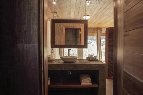 奥兰太坦波Casafranca的一个带水槽和碗在柜台上的浴室