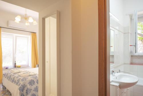 卡普里Villa Dorothee的一间带水槽、床和窗户的浴室