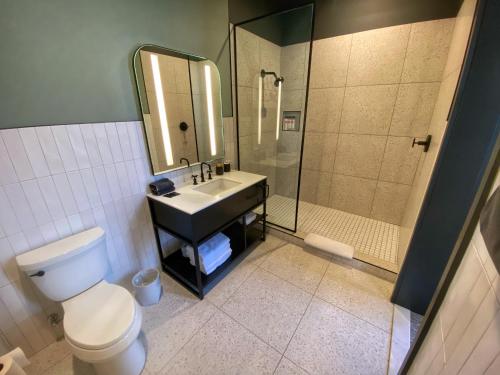 密尔沃基Kinn Guesthouse Downtown的浴室配有卫生间、盥洗盆和淋浴。