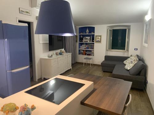 阿祖罗港Appartamento La casa di Chiara的带沙发和桌子的小客厅