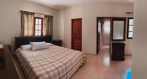 孔斯坦萨Villa paloma的一间卧室配有一张带 ⁇ 子毯子的床