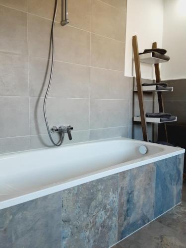 新明斯特Nordunterkunft的浴室设有浴缸和水龙头