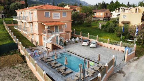 阿普索斯Studios Pantelis Corfu的享有带游泳池的房屋的空中景致