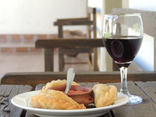莫利诺斯德马诺洛宾馆的一小盘食物和一杯葡萄酒