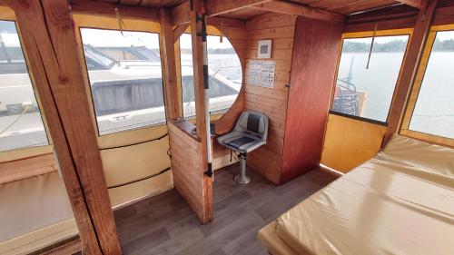 诺伊鲁平Wasserlinie的小房间,船上有椅子