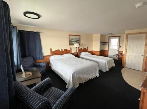 威尔斯Moody's Motel and Cottages的酒店客房,设有两张床和一张沙发