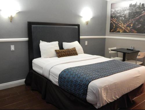 长滩Hotel Salina的酒店客房设有一张带枕头的大床