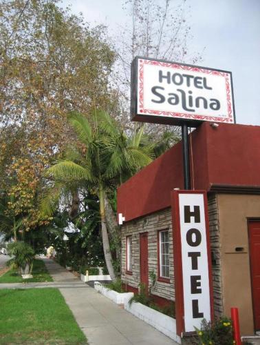 长滩Hotel Salina的酒店沙龙前的酒店标志