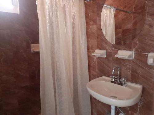 NanacamilpaPosada MemeLulu的浴室配有淋浴帘和盥洗盆。