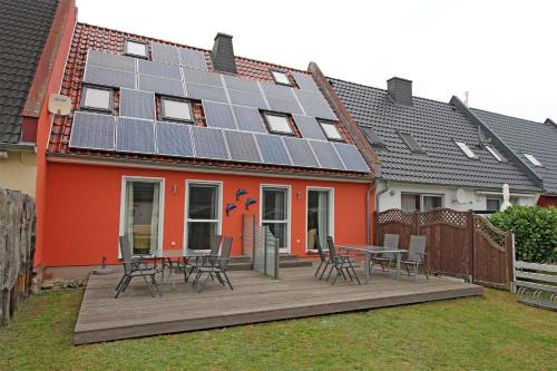 普鲁滕Ferienhaus Pruchten FDZ 311的屋顶上设有太阳能电池板的房子