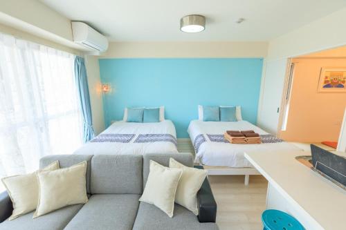 名古屋Fuchsia - Vacation STAY 08005v的带沙发的客房内的两张床