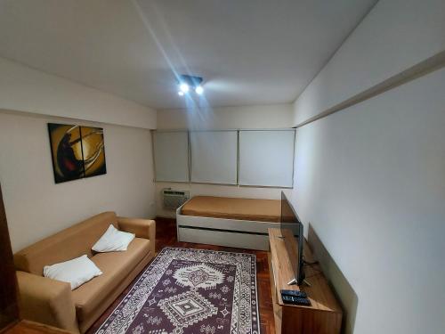门多萨Alquiler Departamento Centro Mendoza Capital的一间小房间,配有沙发和一张床