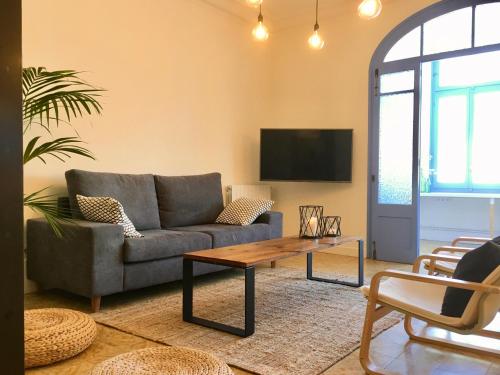 塔雷加L'ANTIGA的带沙发和咖啡桌的客厅