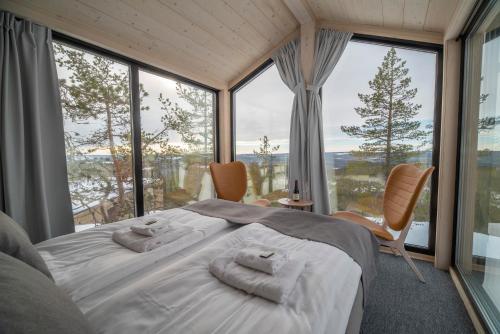 上托尔内奥Lapland View Lodge的一间卧室设有一张大床和大窗户