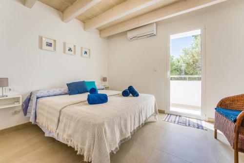 卡拉布兰卡Els Arbocers 131-2的一间卧室配有一张带蓝色枕头的床。