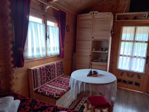 布朗Cabanuta Casuta din Povesti的带桌子的客房位于带窗户的房间内