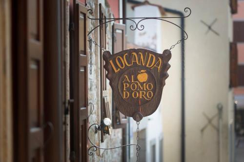弗留利地区奇维达莱罗坎达阿尔波莫奥卢酒店的一种读过罗科纳的标语
