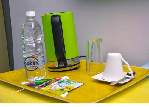 Ado EkitiTRAVELLERS HOMELY的一张桌子,上面有一瓶水和饮料