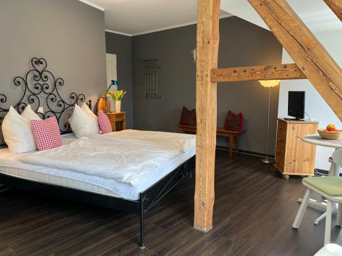 滨湖克拉科Gästezimmer für Naturliebhaber的一间卧室配有一张带木制床架的床