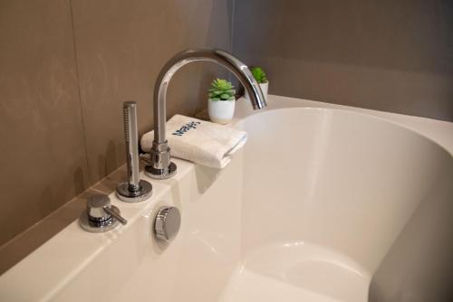 Maya's Flats & Resorts 46 - NEW PANORAMA VIEW Walowa Str的一间浴室
