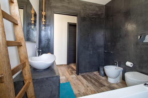 维多利亚Casa di Noi的浴室配有盥洗盆、卫生间和浴缸。