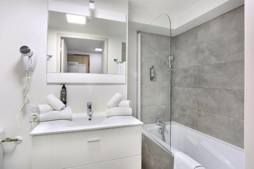 图卢兹图卢兹奥德利城市康伦贝列公寓式酒店的白色的浴室设有水槽和淋浴。