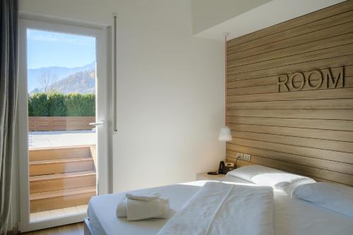 莱维科特尔梅B612酒店的一间卧室配有一张带木制床头板的床和窗户。